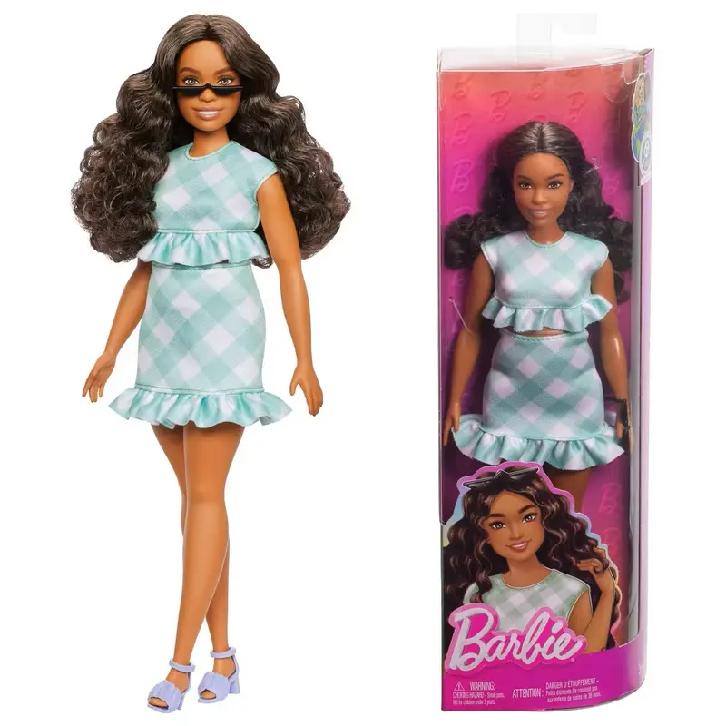 Barbie Fashionistas Puppe #240 mit gewelltem dunkelbraunem Haar, trägt mintgrünes, gerüschtes Gingham-Kleid, Sonnenbrille und Lavendel-Absatz-Accessoires