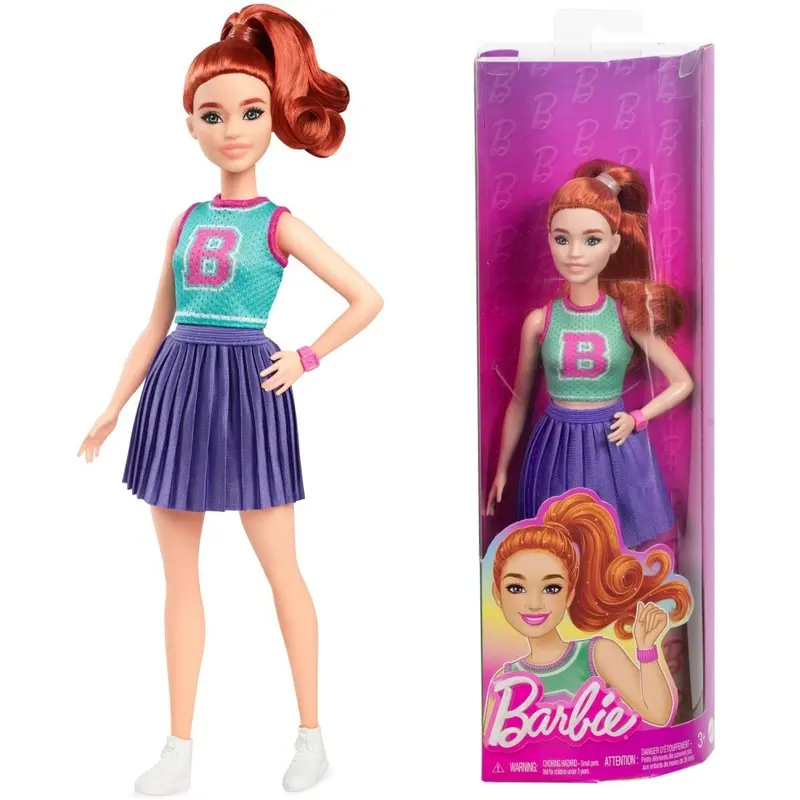 Barbie Fashionistas-Puppe Nr. 232 mit rotem Haar, sportlichem Jersey-Oberteil mit B-Aufdruck, violettem Faltenrock, Armbanduhr und Sneakern, HYT90